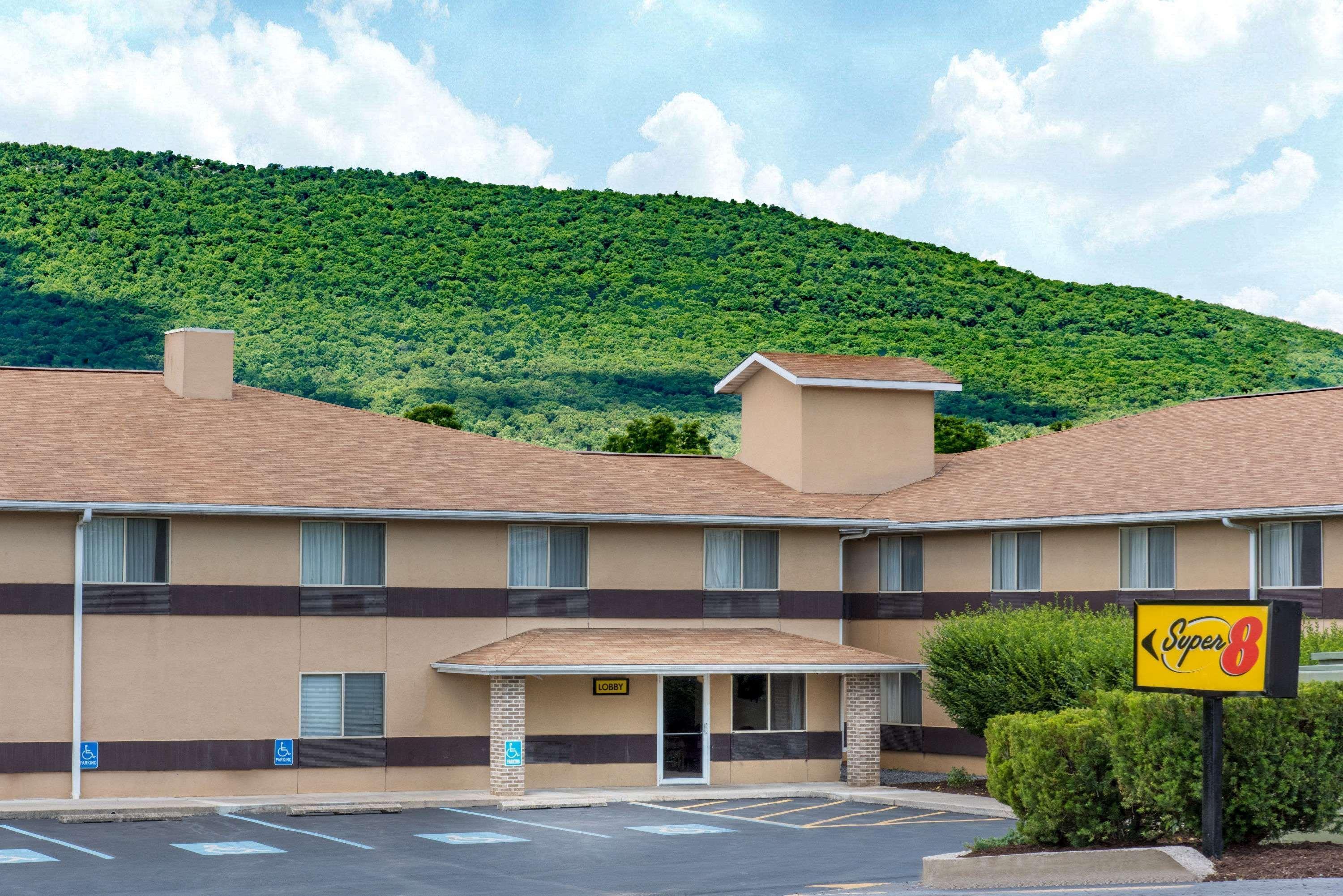 Super 8 By Wyndham Burnham/Lewistown Hotel Exterior foto