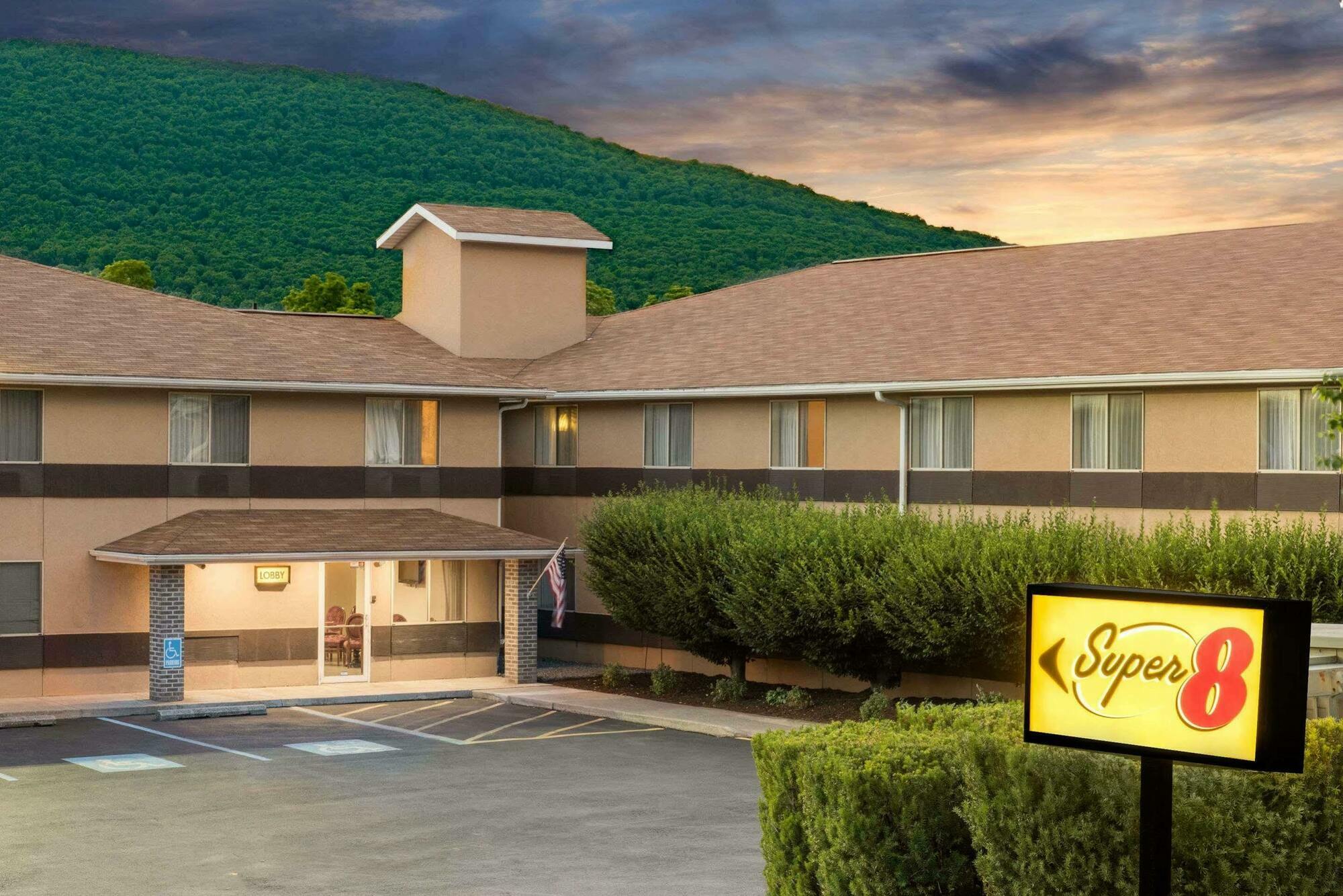 Super 8 By Wyndham Burnham/Lewistown Hotel Exterior foto